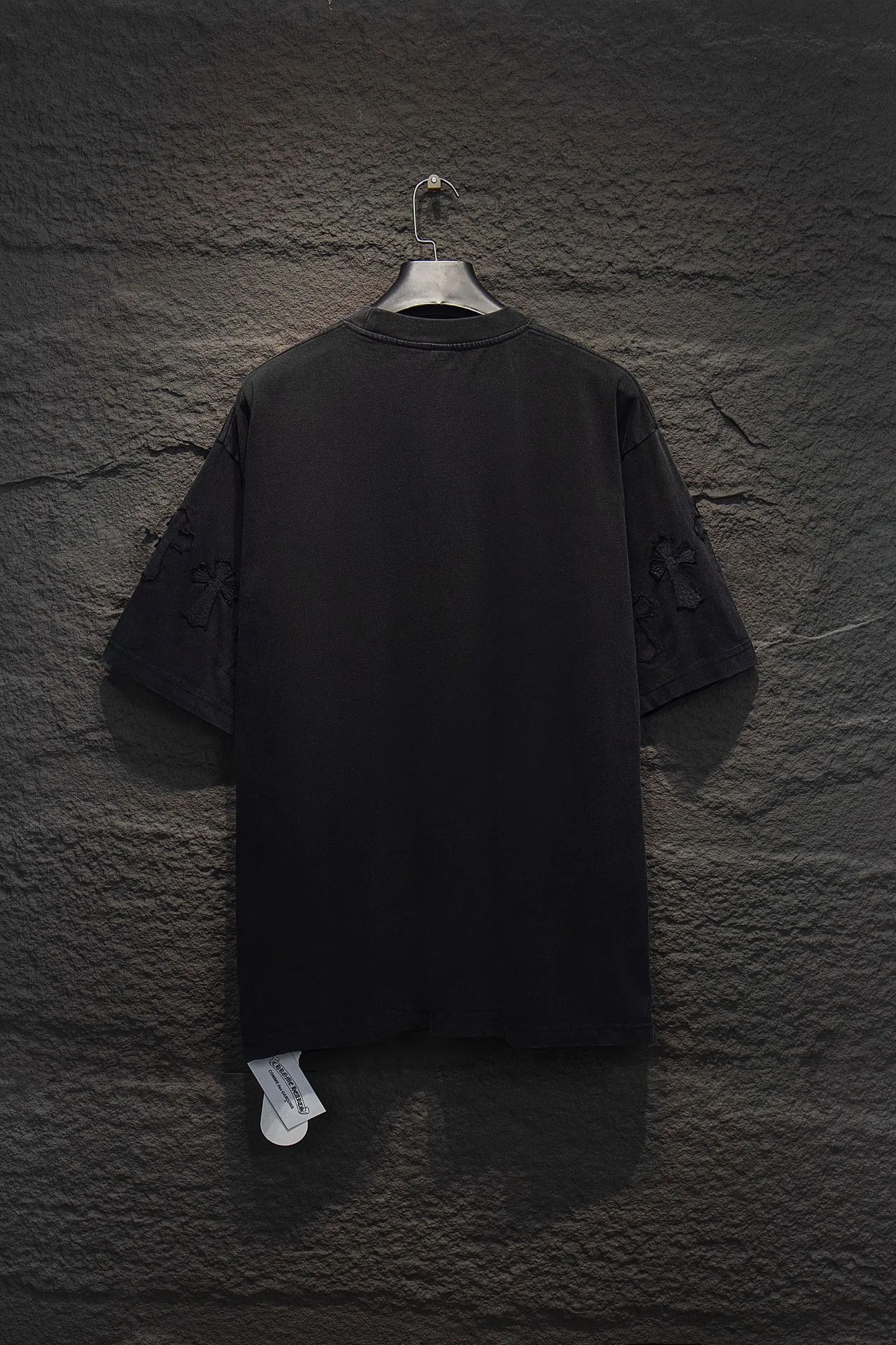 P200 🆕Chrome Hearts os version is really charming and Chrome Hearts is really a must-have. Each season's new version is made to the extreme. It is very practical and can be worn casually. Nice✔️ - ⚠️100% cotton. Made of 32-count double yarn, 260-gram weight fabric and imported knitted carded cotton. The thickness is moderate, drapey and contoured, and the upper body is comfortable! ! It is very tolerant to fat body types and can instantly lose five pounds after wearing it!  Front panel #Back panel Simple elements# The English letters are arranged artistically. Imported Tajima high-density heavy-duty embroidery technology. The font is three-dimensional and full. The letters are embroidered by imported machines after adjusting according to the original details. The thickness is moderate. The hardware is imported hardware accessories. The body is washed, fried and frayed, and hand-made elements are added, which greatly increases the interest of the clothing; unique visual effects. The special fraying effect creates a unique distressed effect. The addition of handmade elements to the body greatly increases the interest of the clothing; it has a unique visual effect. After special fraying effect treatment, a unique distressed effect is formed. An irregular hem is added to the version. This year, Crow Heart is focusing on the version. In the past two years, the oversize version has become the focus of the trend. It has also been a popular staple in the past two years. The change of designers has made this brand an instant hit. The progressive fashion of the times also needs the blood impact of fresh elements and trendy designs in order to continue its glory! It’s stylish both inside and outside, a must-have for high street travel! An absolute "eye-catching style" that can match couples 💏 Color: washed black, fried gray Size: S M L XL